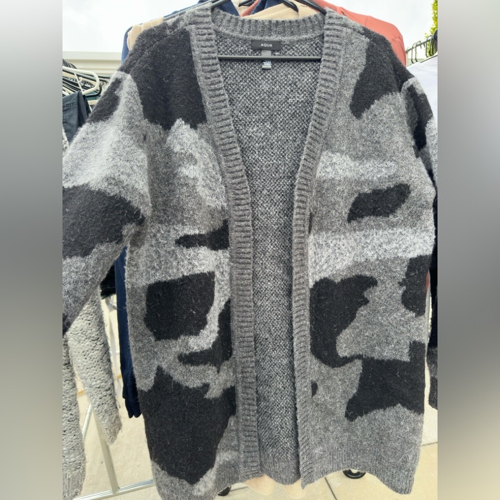 Bloomingdale’s AQUA cardigan
Size M
Black, grey, light grey.